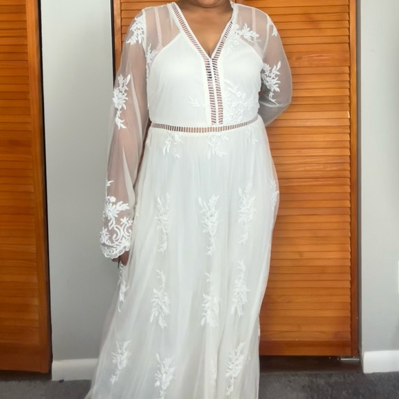 Chic White Embroidered Long Sleeve Dress - Picture 3 of 4